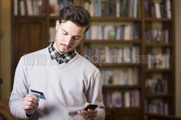 地狱男爵2：黄金军团 视频主图